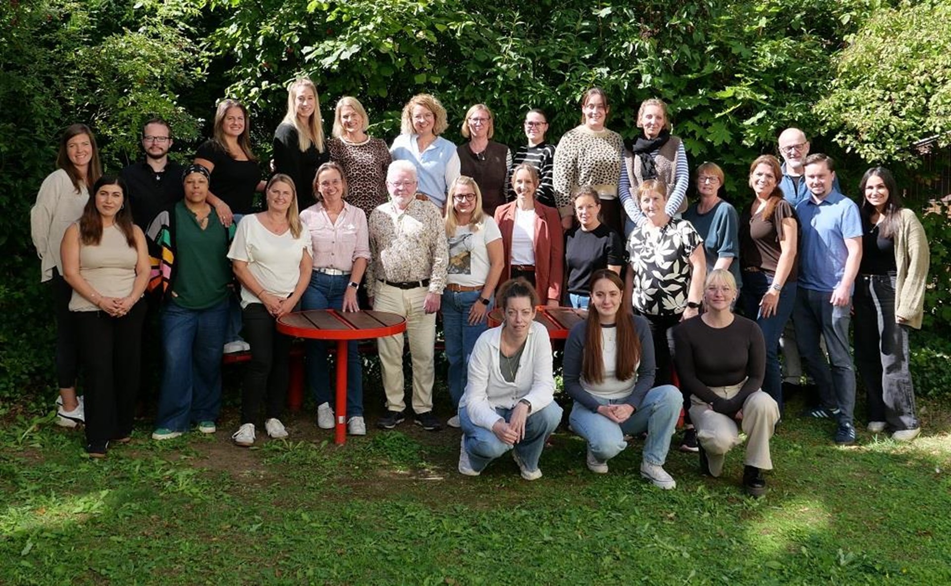 25 pädagogische Fachkräfte beim Start ihrer Fortbildung zu Qualitätsmanagementbeauftragten in Kitas (Gruppenbild)