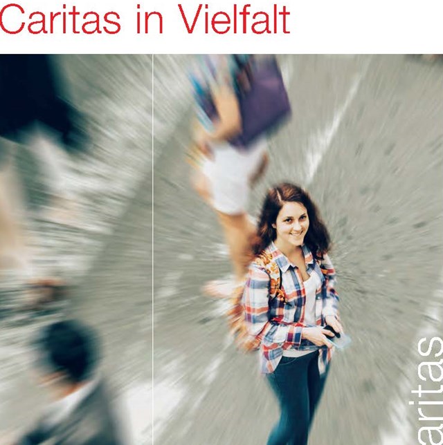 Junge Frau vor unscharfem Hintergrund. Titel "Caritas in Vielfalt". 