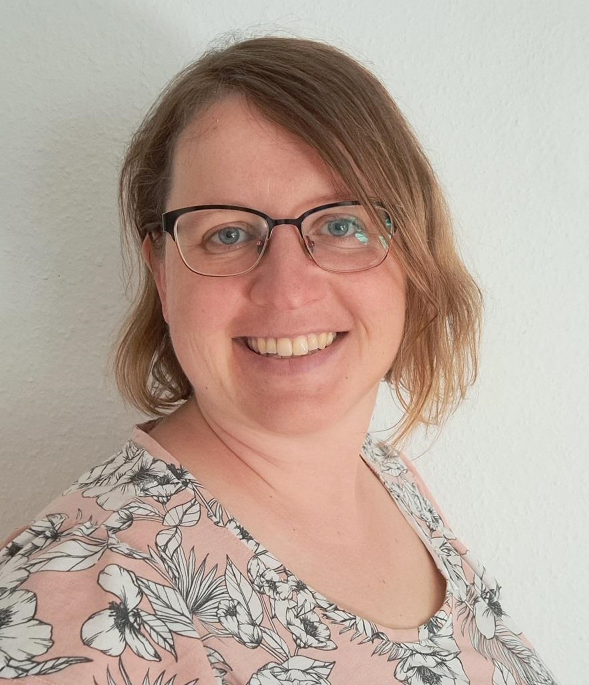 Manuela Falk, Stabstelle Social Media, schaut lächelnd in die Kamera