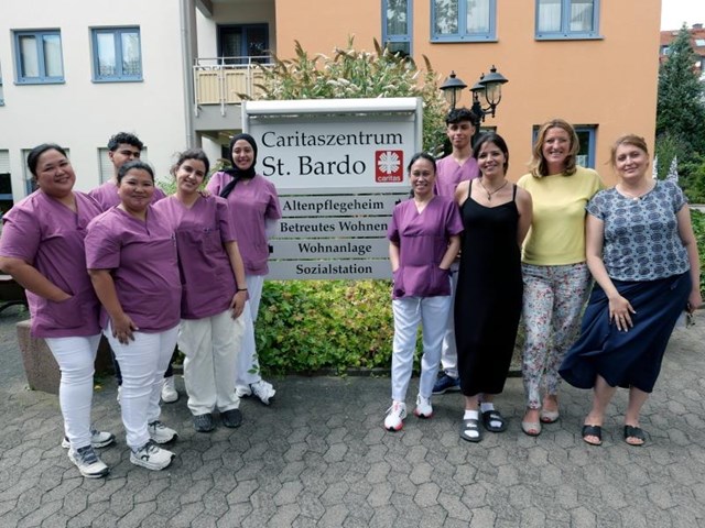 Eine Gruppe von Pflegekräften vor Schild St. Bardo
